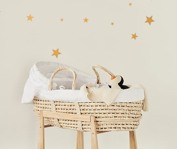 moKee Classic Wicker Moses Basket with Rocking Stand