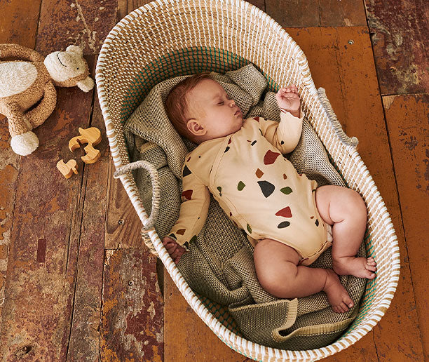 moKee Natural Seagrass Moses Basket with Stand - Green