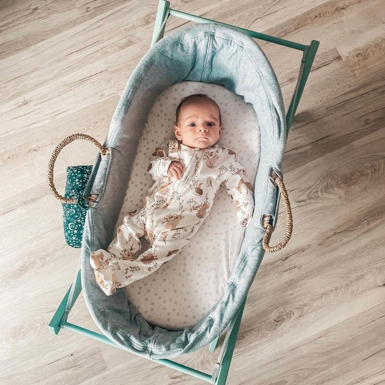 moKee Natural Seagrass Moses Basket with Stand - Natural